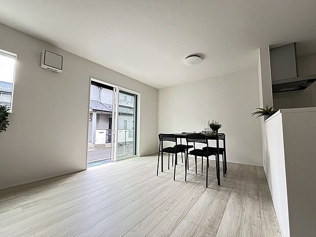 家族や友人、両親、親戚とこれから沢山の時間を紡ぐのだろう。そこを彩るのは窓から見える青い空、心地よい緑。そんなイメージが膨らむリビングスペース。