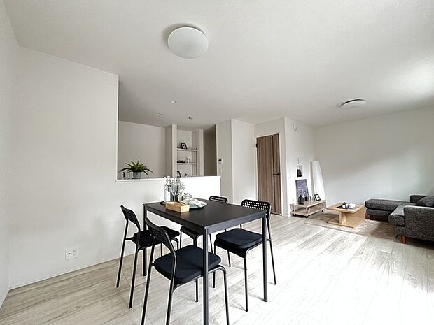 夕食の時間。家族、友人、両親、親戚との会話がより料理を美味しくしてくれる。あっという間に時間が過ぎてしまう居心地の良さは、普段はほっとする空間としてここにあります。 