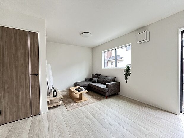 家族団欒のリビング。陽光差し込む食卓には家族の会話とスマイルが溢れます。いつまでもここで食卓を囲みたくなる、そう感じさせてくれるスペース。 