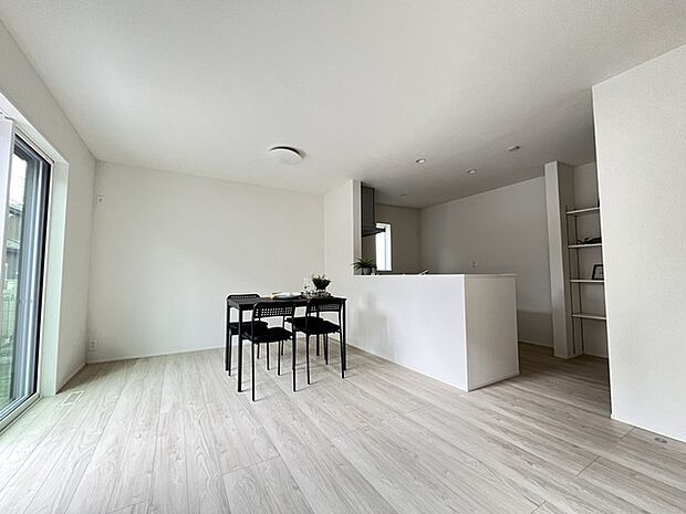 家族の集うリビングには色々な方向から光が差し込む設計に。家族のコミュニケーションが弾むスポットだから明るい雰囲気であってほしい。