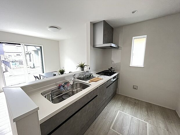 人工大理石を使用したシステムキッチン。永く傷つきにくく、お手入れもしやすい高機能性です。