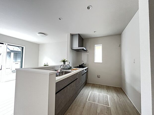 リビングにいる家族の顔が見渡せるカウンターキッチン。お料理もより一層おいしく、楽しく。食器棚を背面に設置しても十分な広さを確保しています。