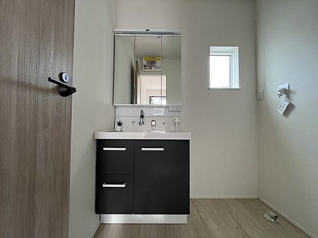 お出かけ前の身だしなみに一歩差がつく三面鏡。ミラー裏にはたっぷり収納もございます。