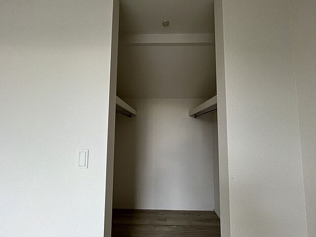 収納で悩む時間をなくしたい。家族の衣服が多くても頼もしいWIC(ウォークインクローゼット)