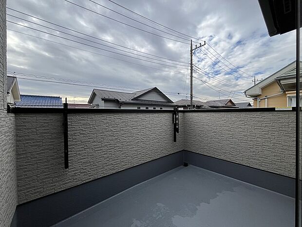 陽ざしが差込む明るいバルコニー。奥行きのあるバルコニーはお洗濯時に助かります。