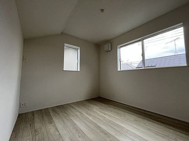 今からここを誰のお部屋にしようか、そんな洋室。大きさは5.2帖です。