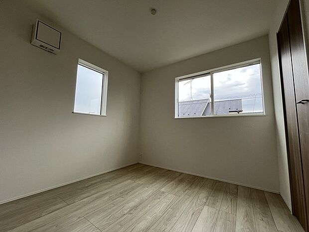 今からここを誰のお部屋にしようか、そんな洋室。大きさは4.5帖です。