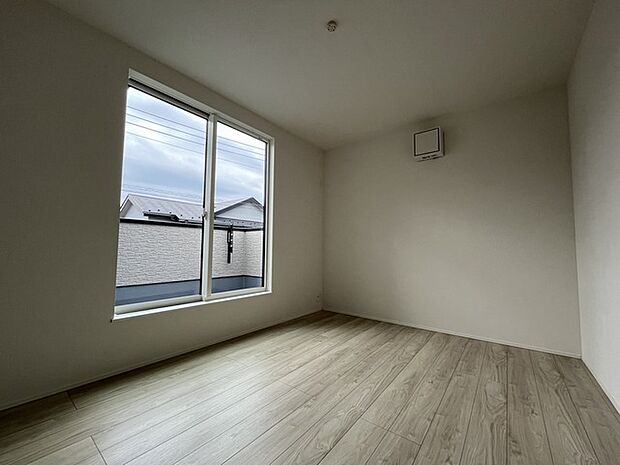 どんな家具にでも相性が良い清潔感ある白色調のクロスを採用。主張しすぎない配色、耐久性にも優れた床材は日々のメンテナンスも楽に、快適に過ごして頂けるよう考えられています。 