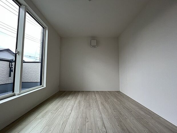 ゆとりの6帖ある寝室、陽光が入りやすく朝の目覚めも気持ち良く起こしてくれます。