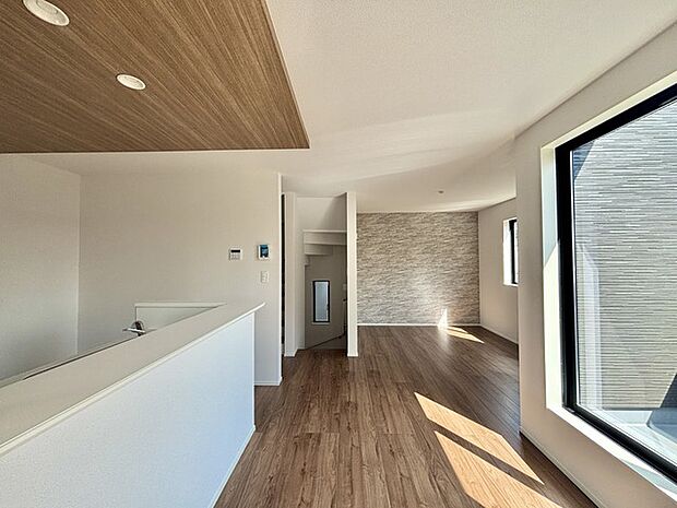 家族団欒のリビング。陽光差し込む食卓には家族の会話とスマイルが溢れます。いつまでもここで食卓を囲みたくなる、そう感じさせてくれるスペース。