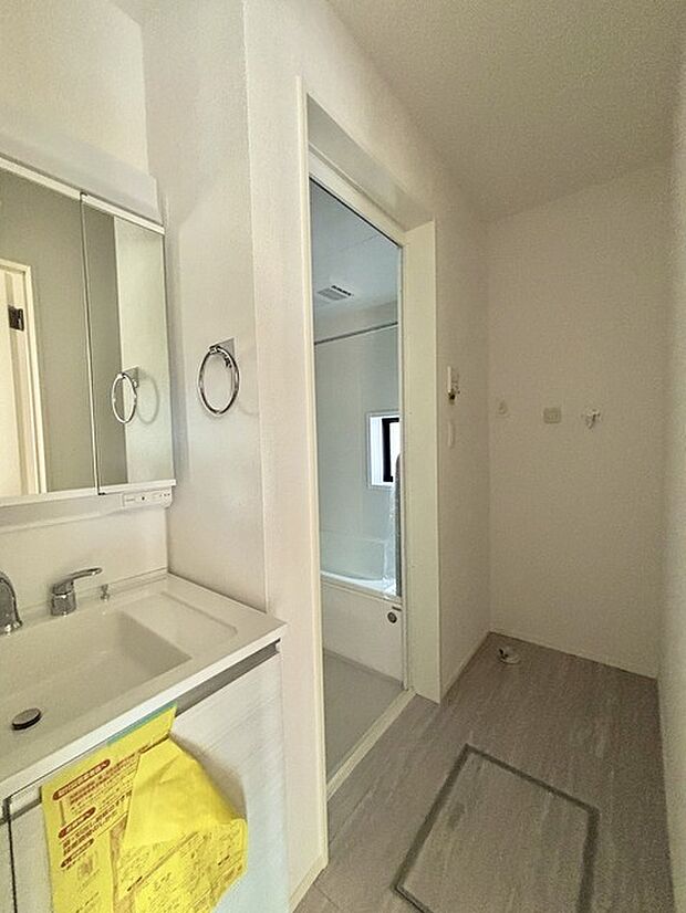 ゆとりの洗面スペースで朝の身支度もスムーズに行えます。