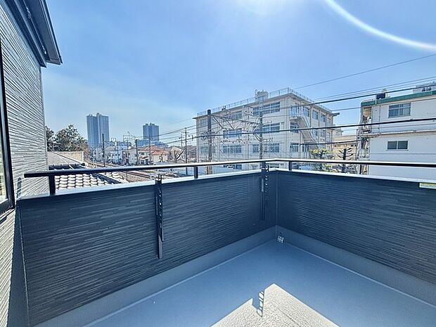 南側のお部屋から出入りできる、奥行きのあるワイドバルコニー。心地よい陽射しと暖かな風を楽しむことが出来ます。