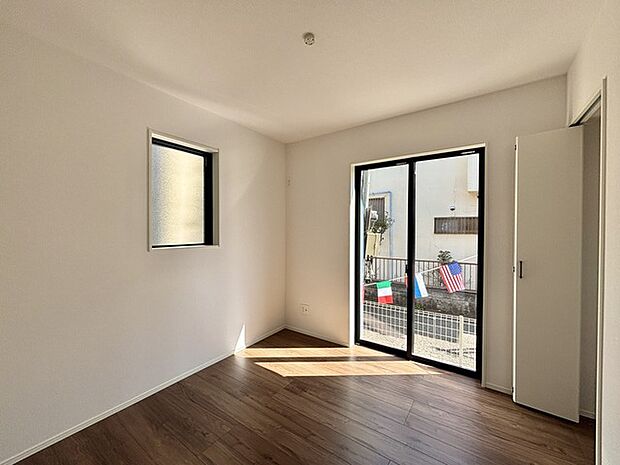 衣類の整理整頓に嬉しいクローゼット付きのお部屋。お子様のお部屋としても便利です。