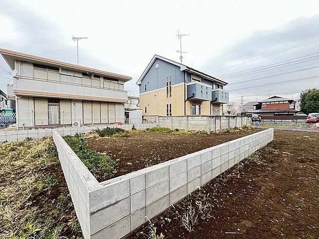 戸建てが立ち並ぶ静かな住宅街。四季折々の移り変わりを感じながら自然と楽しみ、暮らす、そんな毎日を日々の中で感じられる住環境 