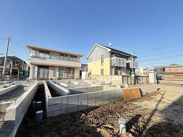 青空の下、新たな始まりを感じさせる静かな空間