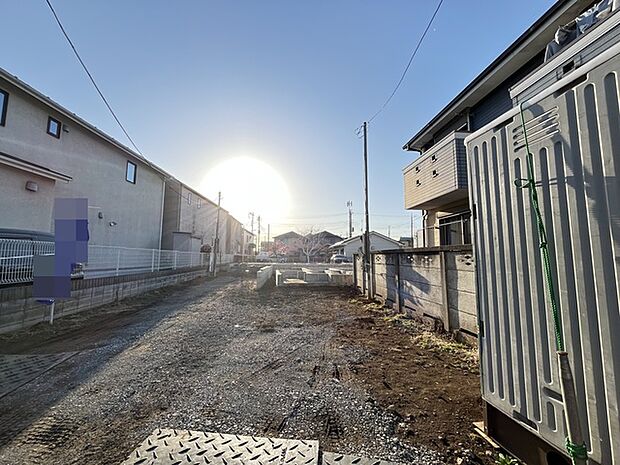 通りから入ったプライベート空間で落ち着いた雰囲気でお住いになる。敷地部分でお子様の遊ぶスペースや駐車スペースに活用できます。