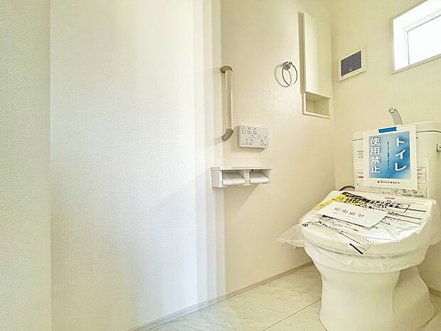 ウォシュレット機能付きのトイレ。換気のしやすい窓付きで、収納もあり実用性も兼ね備えた造り。 