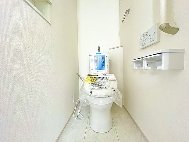 ウォシュレット機能付きのトイレ。収納もあり実用性も兼ね備えた造り。 