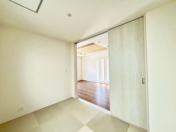 和室があるとやはりどこか心落ち着いてしまいます。客間としてもちょうど良い約4.5帖。 