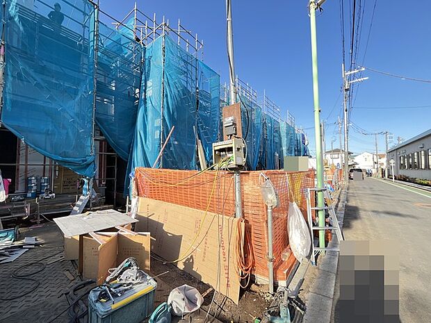 前面道路は広く、駐車がしやすいです。駐車スペース2台分ございます。