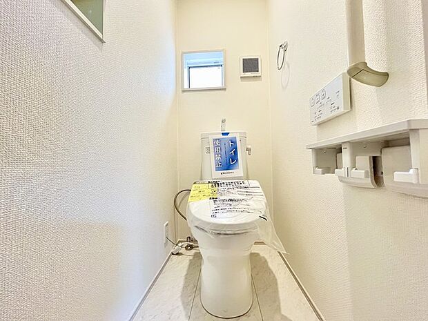 ウォシュレット機能付きのトイレ。換気のしやすい窓付きで、収納もあり実用性も兼ね備えた造り。 
