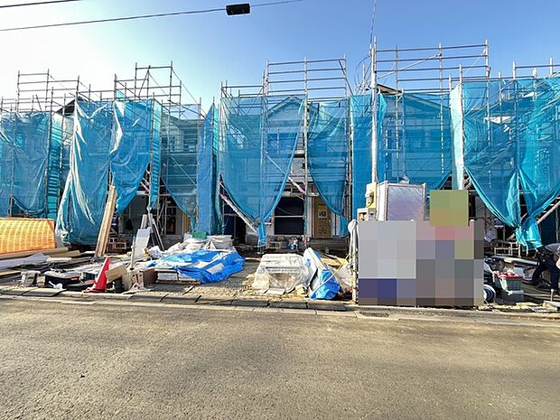 前面道路は広く、駐車がしやすいです。駐車スペース2台分ございます。