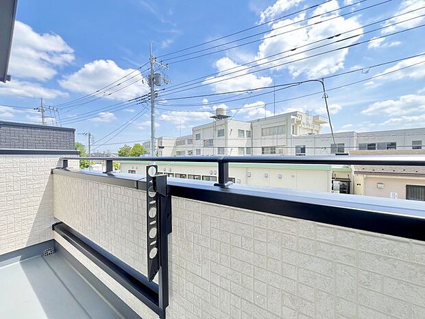 南側のお部屋から出入りできる、奥行きのあるワイドバルコニー。心地よい陽射しと暖かな風を楽しむことが出来ます。 