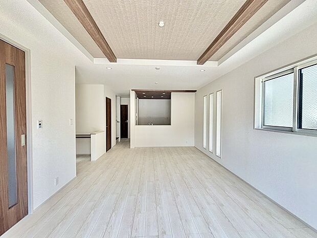 家族団欒のリビング。陽光差し込む食卓には家族の会話とスマイルが溢れます。いつまでもここで食卓を囲みたくなる、そう感じさせてくれるスペース。