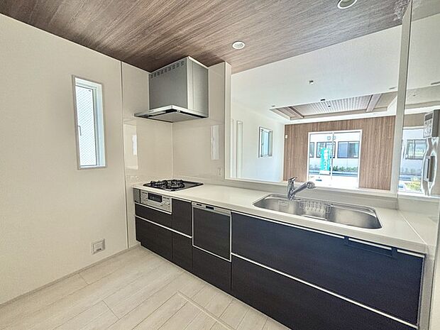 家族が一番集まる場所だから広々としつつも素敵な空間であって欲しい。皆がくつろぐリビングからキッチンまでが一つに繋がる空間。