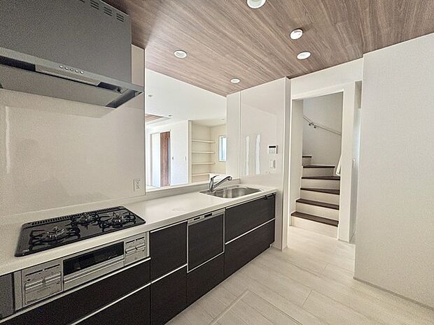 キッチンはオープンカフェスタイルだからリビングとの一体感はバッチリ。毎日のお料理時間も楽しくなりそうです。