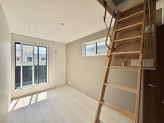 今からここを誰のお部屋にしようか、屋根裏収納付きのお部屋。