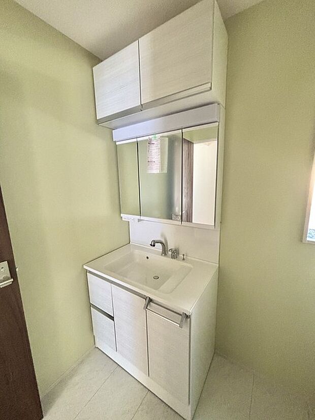 お出かけ前の身だしなみに一歩差がつく三面鏡。ミラー裏にはたっぷり収納もございます。