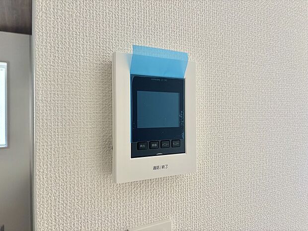 録画機能もあり、どのような人が何時に来訪されたのかが分かります。防犯上はもちろん、お届け物などの把握にも便利です。ライトが付いているので、夜間でも安心です。