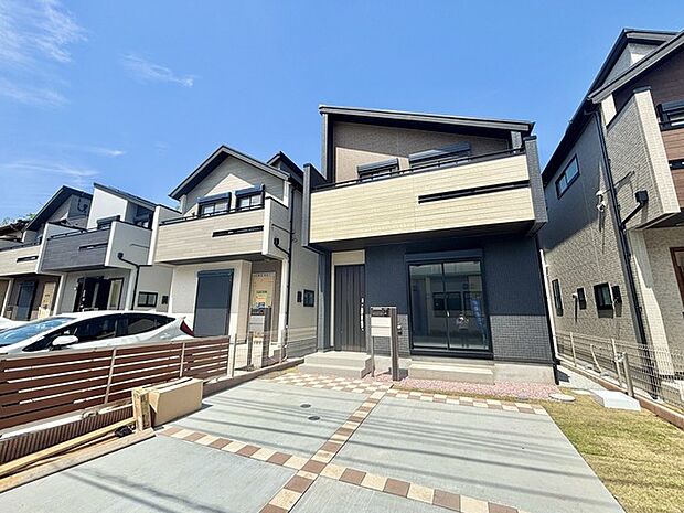 前面道路は広く、駐車がしやすいです。駐車スペース2台分ございます。