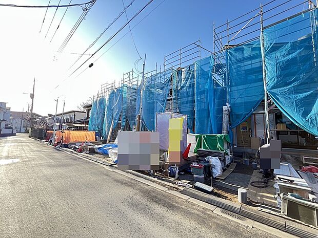 前面道路は広く、駐車がしやすいです。駐車スペース2台分ございます。