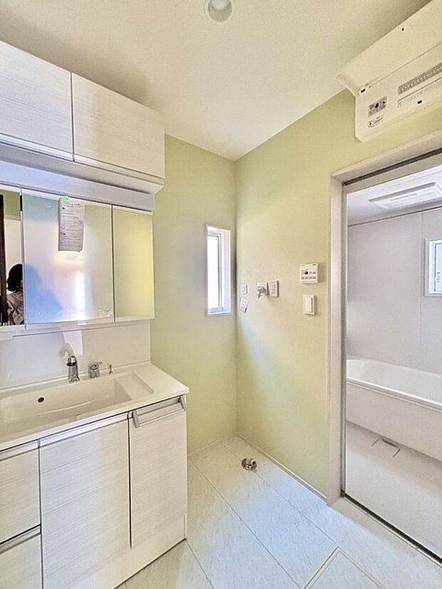 ゆとりの洗面スペースで朝の身支度もスムーズに行えます。