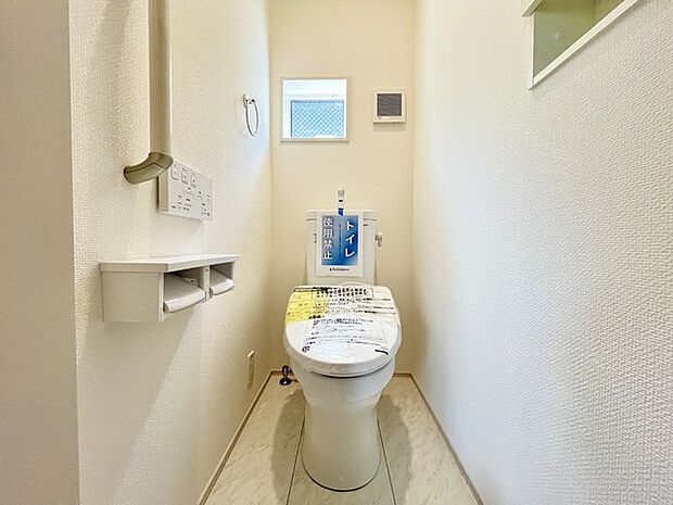 ウォシュレット機能付きのトイレ。換気のしやすい窓付きで、収納もあり実用性も兼ね備えた造り。 