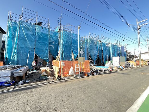 澄んだ空の下、未来の住まいが育ちます