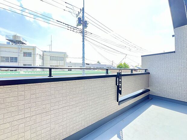 南側のお部屋から出入りできる、奥行きのあるワイドバルコニー。心地よい陽射しと暖かな風を楽しむことが出来ます。 