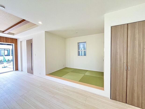 大きな開口部から明るい光が差し込む、日中の室内の明るさがこの部屋の魅力です。 