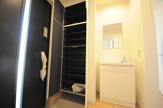 明るく開放的な玄関、靴の脱ぎ履きもしやすく、収納も豊富でご家族皆様の靴をスッキリ収納できます。