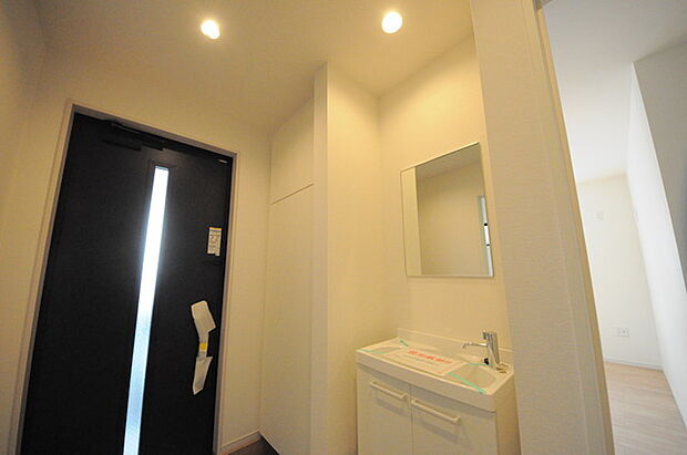 玄関はおうちの顔とも呼ばれる重要な場所!明るくスッキリと見える空間で住まう人を見送り、出迎えてくれます。