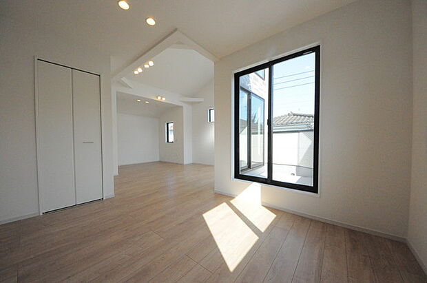 家族団欒のリビング。陽光差し込む食卓には家族の会話とスマイルが溢れます。いつまでもここで食卓を囲みたくなる、そう感じさせてくれるスペース。