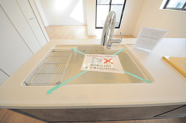 人工大理石を使用したシステムキッチン。永く傷つきにくく、お手入れもしやすい高機能性です。