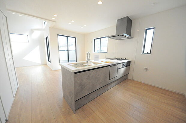 家族が一番集まる場所だから広々としつつも素敵な空間であって欲しい。皆がくつろぐリビングからキッチンまでが一つに繋がる空間。