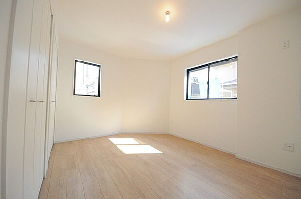 どんな家具にでも相性が良い清潔感ある白色調のクロスを採用。主張しすぎない配色、耐久性にも優れた床材は日々のメンテナンスも楽に、快適に過ごして頂けるよう考えられています。