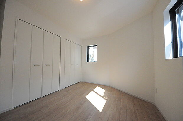 ゆとりの7帖ある寝室、陽光が入りやすく朝の目覚めも気持ち良く起こしてくれます。