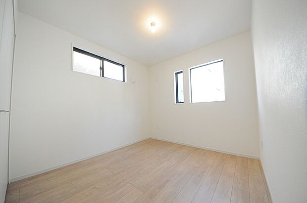 どんな家具にでも相性が良い清潔感ある白色調のクロスを採用。主張しすぎない配色、耐久性にも優れた床材は日々のメンテナンスも楽に、快適に過ごして頂けるよう考えられています。