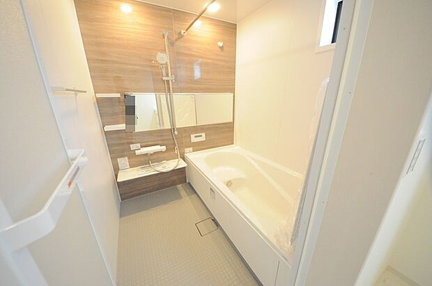 一緒にお風呂に入っている子供達の声がリビングまで聞こえてきそうな広々とした1坪バス