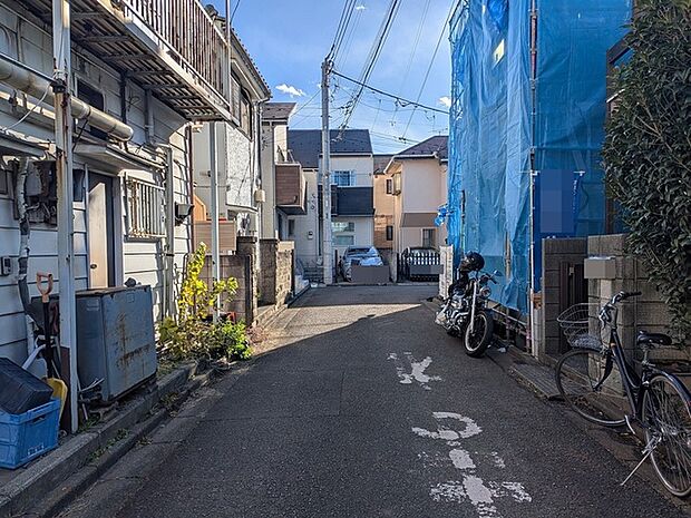 周辺は静かな住宅地